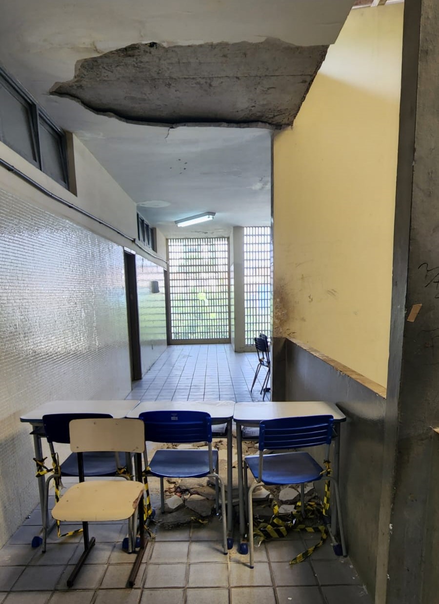Absurdo: Escola Estadual Sebastião Fernandes está há quatro meses com teto destruído