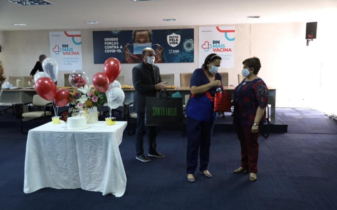 Governadora aglomera em festa de aniversário lotada na governadoria, mas não se reúne com sindicatos