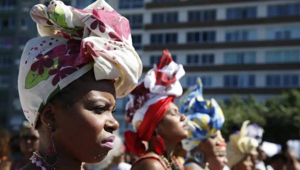 Desemprego cai a 7,7%; negros e mulheres ainda são os mais atingidos