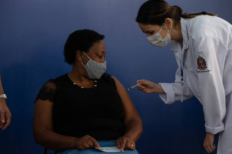 Estado de São Paulo vacina todos trabalhadores que atuam na educação simultaneamente, respeitando a idade