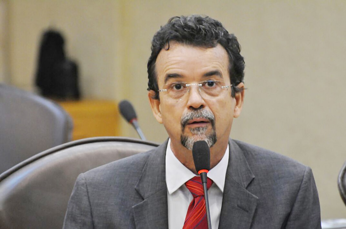 Qual negociação o governo do RN, por meio de Mineiro, está fazendo com os deputados?