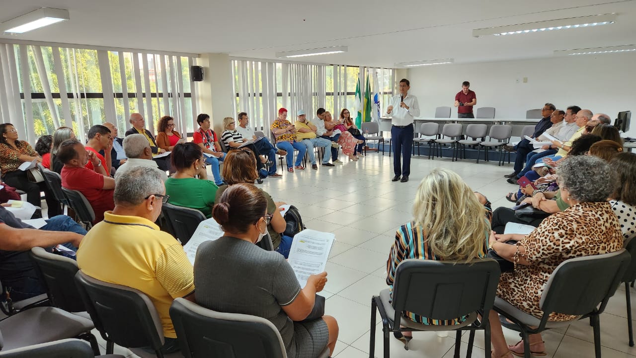 Governo suspende negociação salarial e não garante nem o piso dos professores em 2024