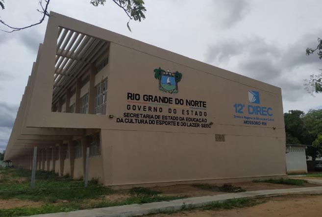 12ª Direc: professora tenta há mais de um ano uma declaração para se aposentar